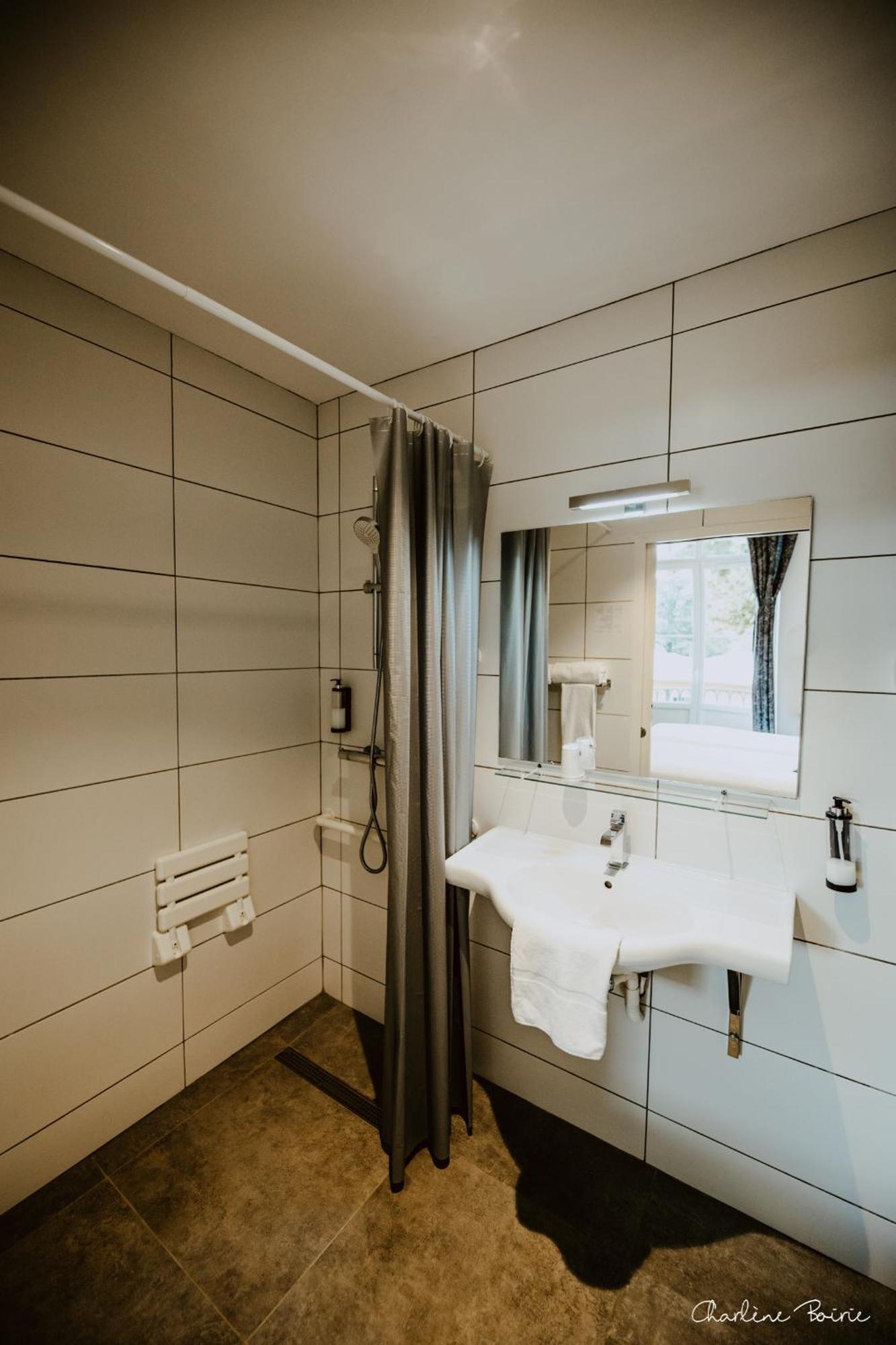 Grand Hotel Des Bains วาล-เลส์-แบ็งส์ ภายนอก รูปภาพ